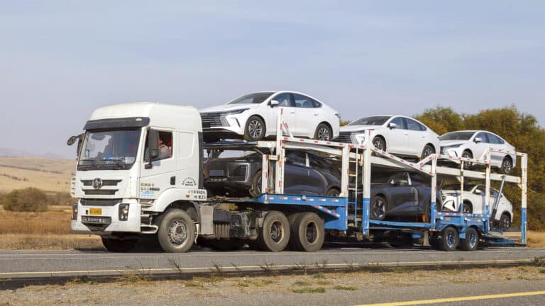 Казахстан сравнили с Кыргызстаном по ввозу авто в Россию