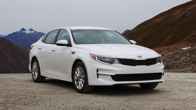 Водитель Kia Optima в Актобе устроил «шоу» на дороге