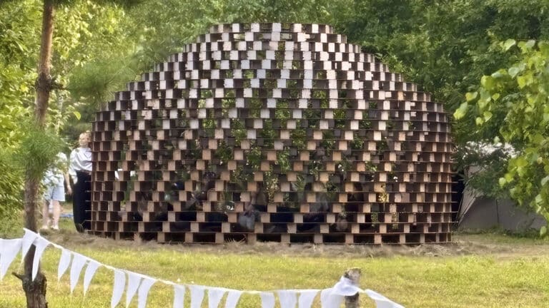 Казахстанская «анти-юрта» из стали появилась в крупнейшем арт-парке Европы