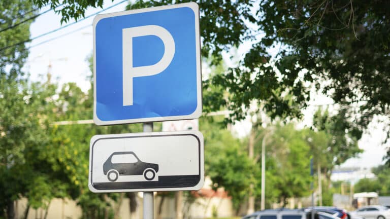 В Алматы вводят поминутную оплату парковки: кто не будет платить