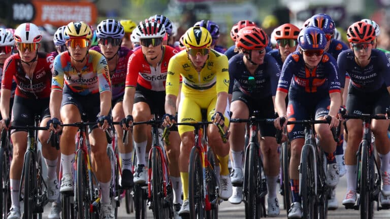 Велогонщиц Tour de France обвинили в увеличении груди ради побед