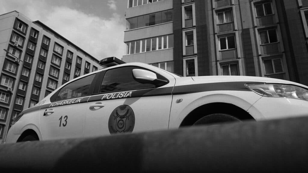 «Упала на мопед курьера»: в Астане выясняют детали падения девушки из окна высотки