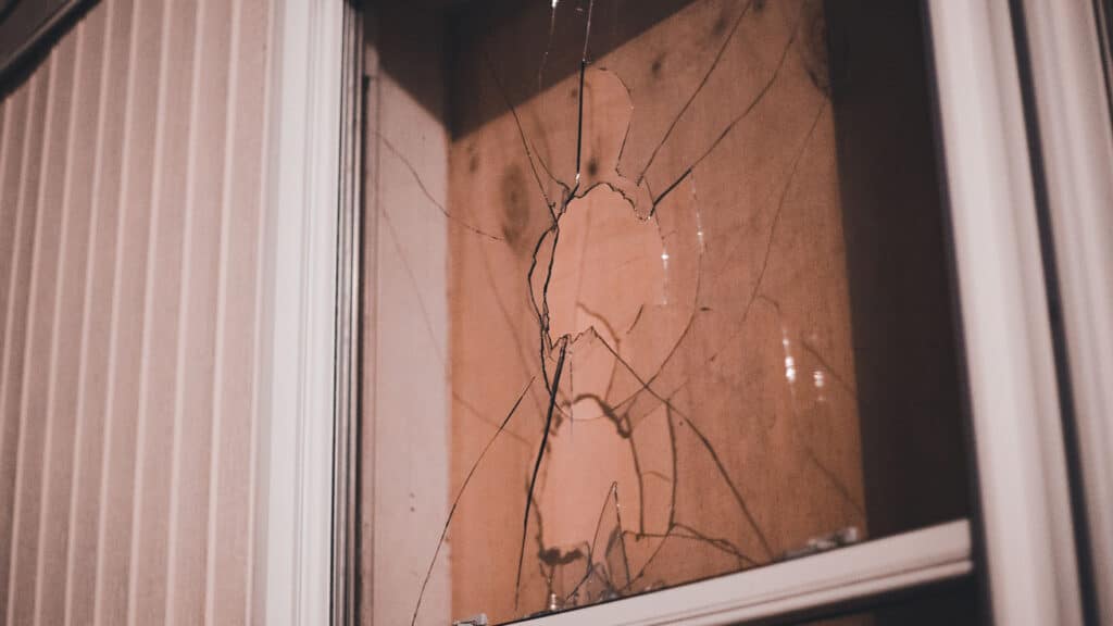 «Пытали до утра»: полиция ищет подозреваемых в избиении женщины в Ленгере
