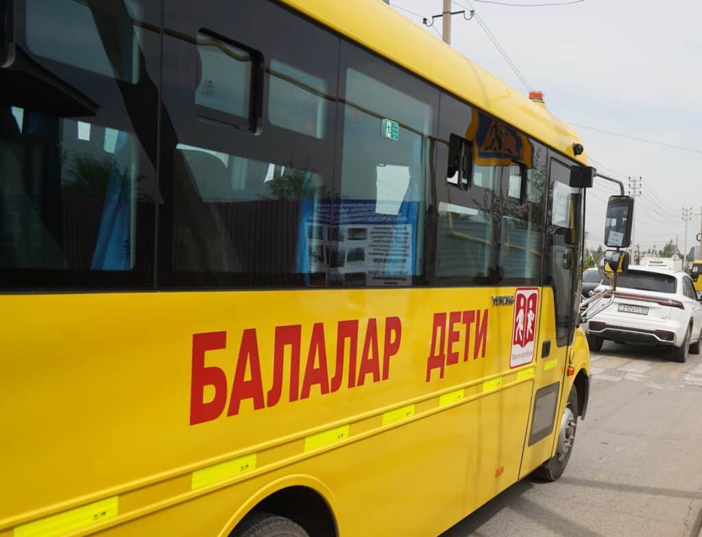 В Конаеве спасатели вызволили из грязи автобус с 18 детьми
