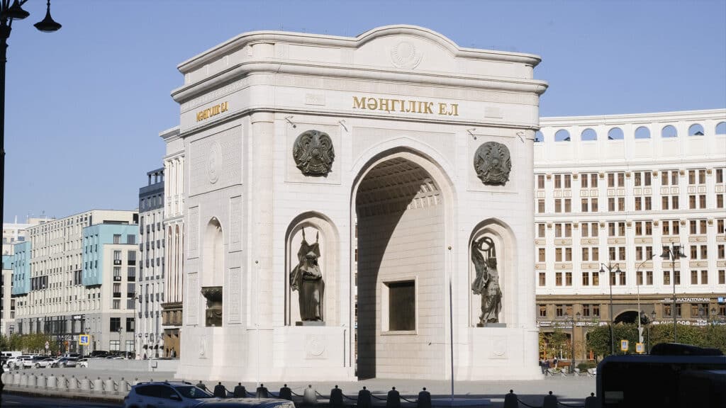 Иностранку оштрафовали за пародию на песню Mia Boyka у Триумфальной арки в Астане