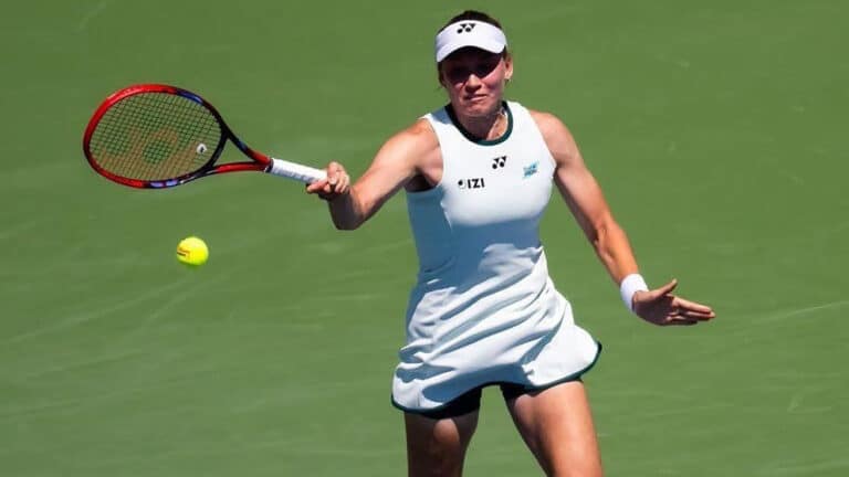 Рыбакина победила Самсонову и вышла в четвертьфинал тысячника в Торонто