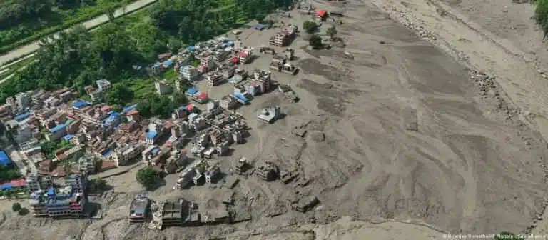 Непалдағы су тасқынынан 150 адам қайтыс болып, жүздегені жоғалды