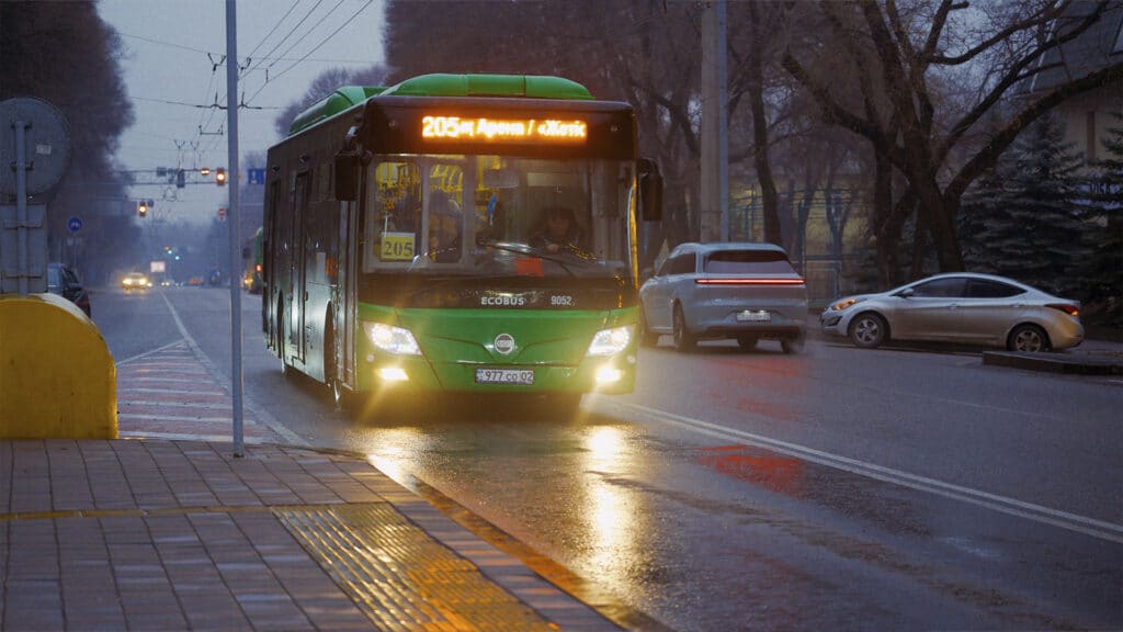 В Алматы задержали троих участников драки в автобусе