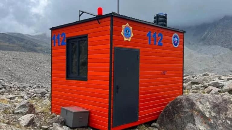 Ящики с тушенкой и кашей появились в горах Алматы и вызвали ажиотаж в соцсетях