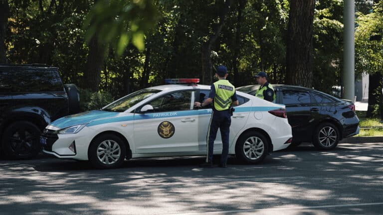 Полиция Алматы выставила мобильные посты на аварийных улицах
