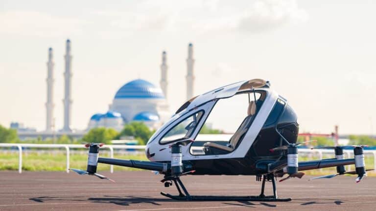 Ұшқышсыз аэротаксиді көлік министрі бірінші болып сынап көрді