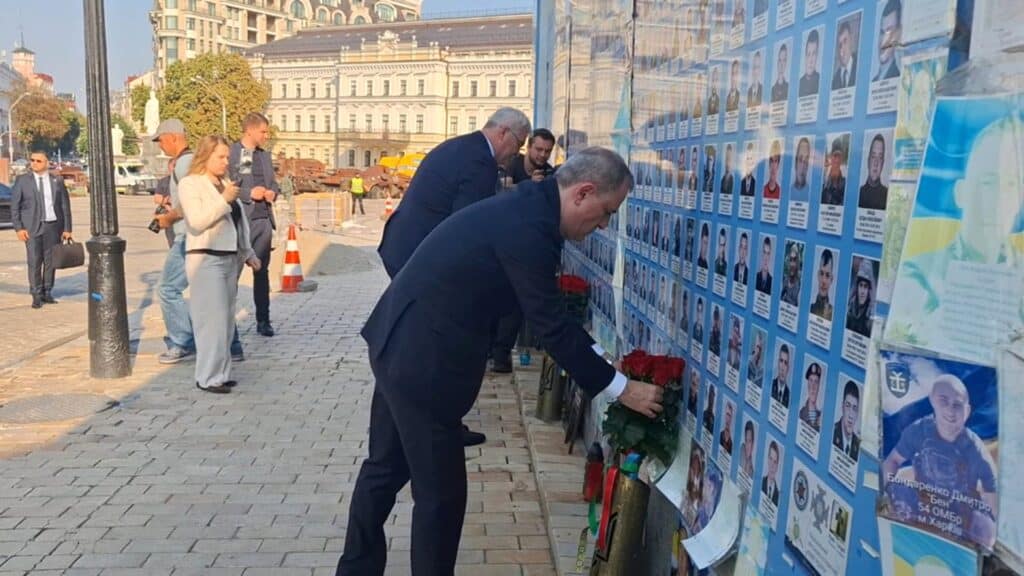 Әзербайжан СІМ басшысы Киевке барып, украин сарбаздары рухына тағзым етті