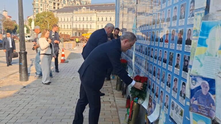 Әзербайжан СІМ басшысы Киевке барып, украин сарбаздары рухына тағзым етті