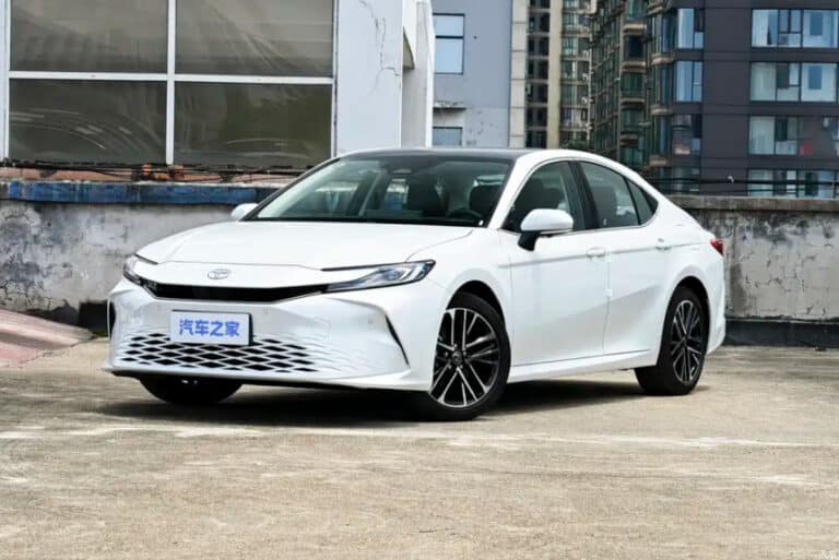 Қазақстаннан екі есе арзан: жаңартылған Toyota Camry Қытайда сатыла бастады