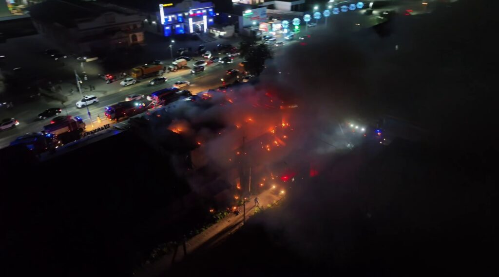 Пожар охватил все здание ресторана в Алматинской области