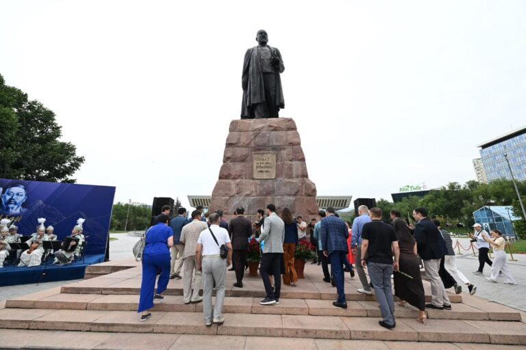Алматыда Абай Құнанбайұлының ескерткішіне гүл қою рәсімі өтті