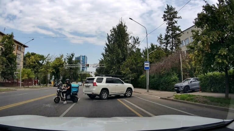 Курьер на электровелосипеде устроил опасный маневр в Алматы