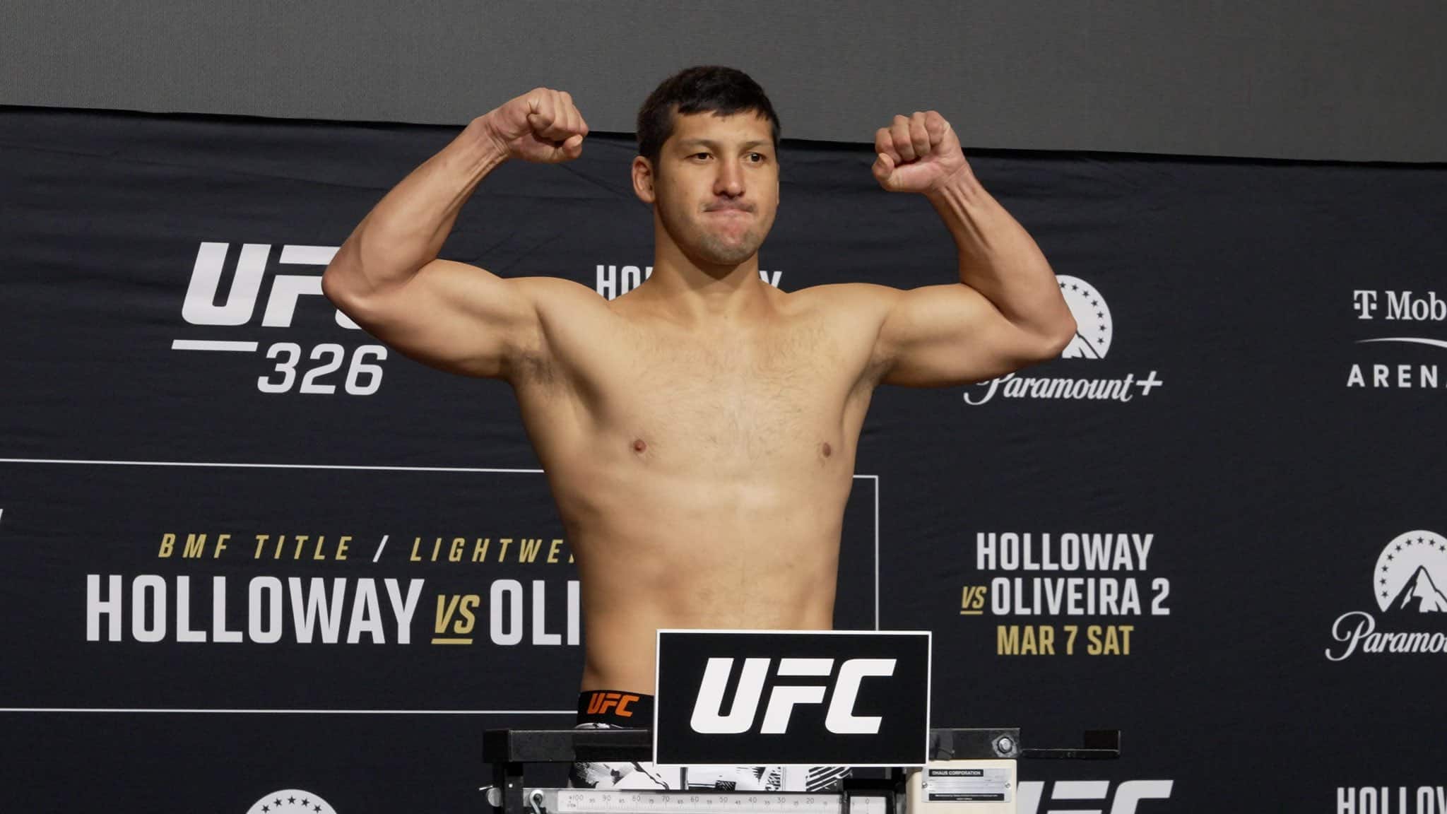 Казахстанец Дияр Нургожай техническим нокаутом победил Бруно Лопеса на UFC Fight Night 284. Его рекорд в UFC стал 2-2, а победа повысила шансы на новый контракт.