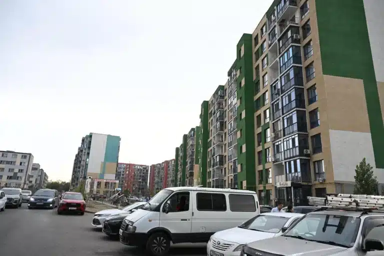 Алматыда 17 жастағы қыз  терезеден құлап қаза тапты: полиция тергеу бастады