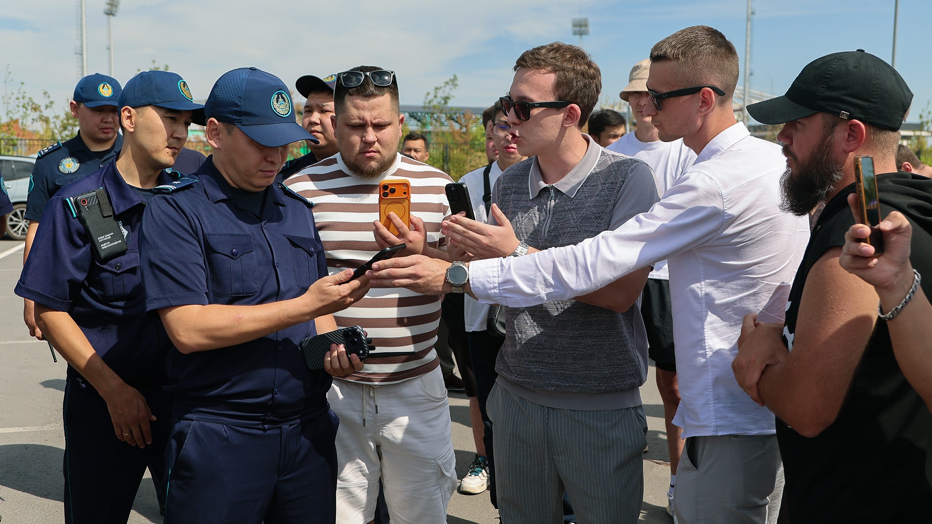 Сотрудники полиции и организаторы автофестиваля в Астане / Фото: Серикжан Ковланбаев