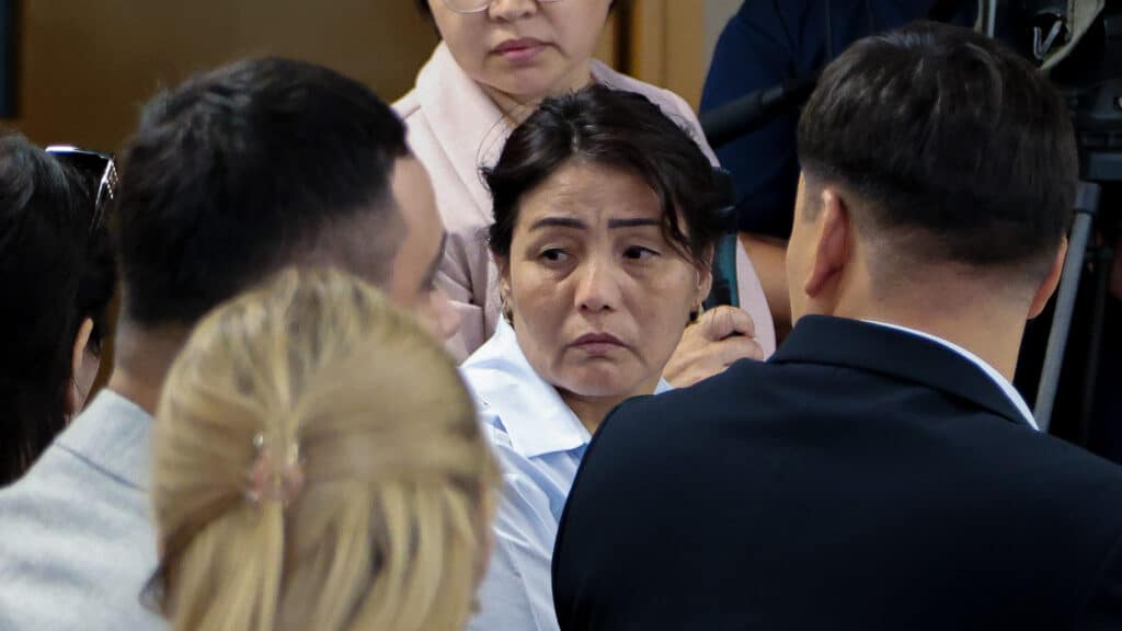 Мама погибшего фельдшера Улданы Мырзуан расплакалась в зале суда
