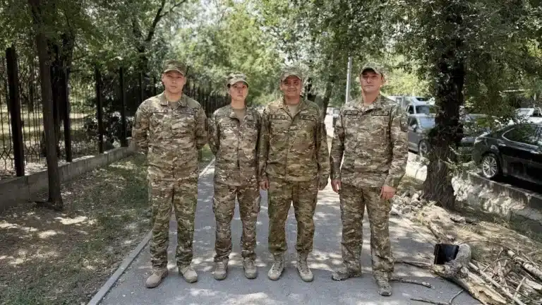 Алматыда ер адам әскери қызметшілердің көзінше кішкентай баланы ұрған