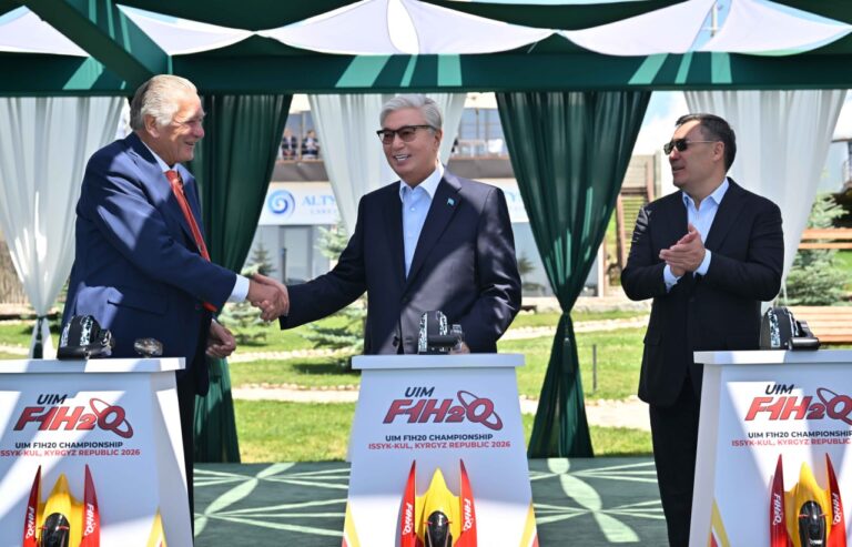 Токаев открыл этап чемпионата мира F1H2O на Иссык-Куле