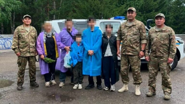Спасатели нашли пятерых заблудившихся туристов в Карагандинской области