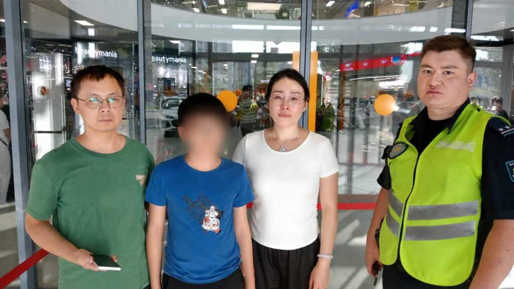 В Усть-Каменогорске полицейский нашел потерявшегося 12-летнего туриста из КНР