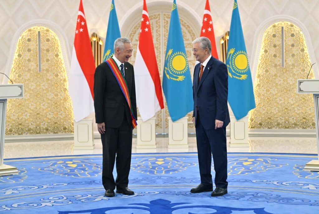 Токаев наградил орденом «Достық» старшего министра Сингапура