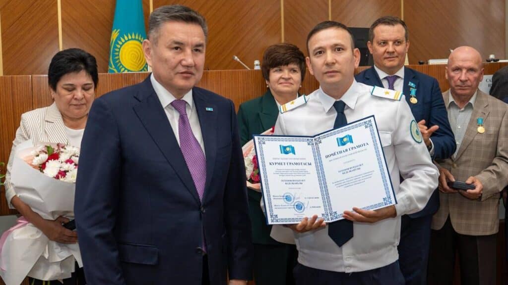 Аким наградил полицейских, которые спасли рабочих из канализации в ВКО