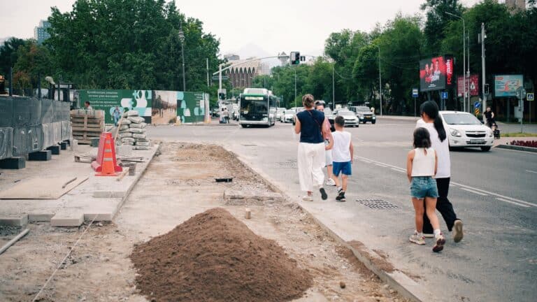 Алматинцы смогут вернуться на тротуары Тимирязева и Жандосова с октября