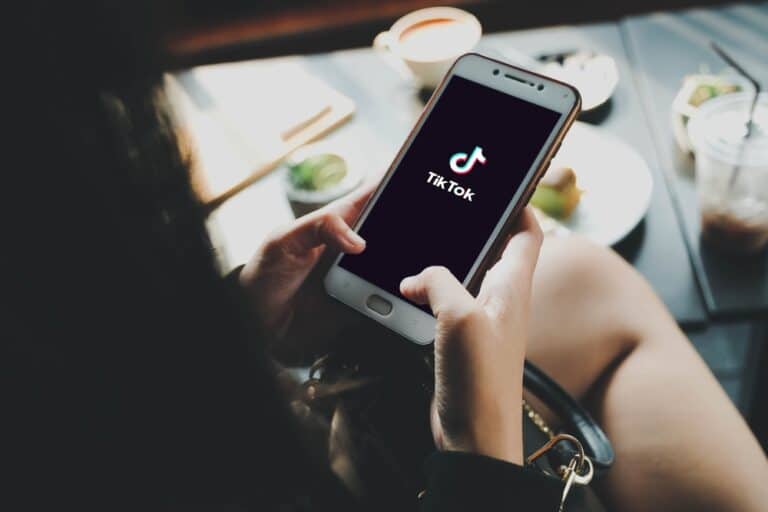 TikTok-тың тікелей эфирінде бейәдеп сөз айтқан әйелге айыппұл салынды