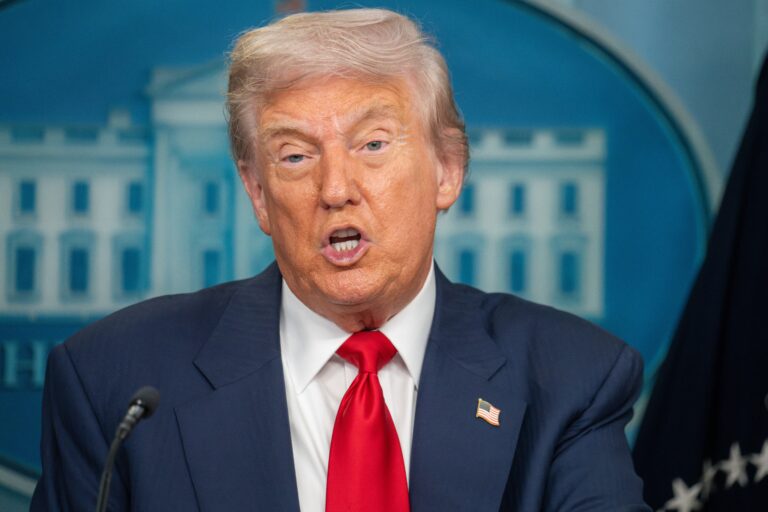 Новый скандал в США: Трамп одним указом стер канадское название с карты мира