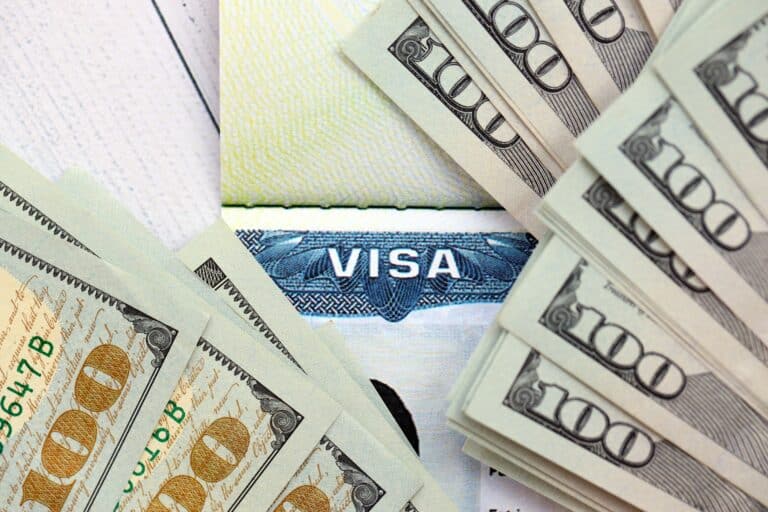 Гражданам 50 стран придется вносить до $20 тыс. залога при получении визы США