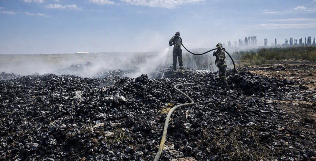 Пожар на мусорном полигоне потушили в Жамбылской области