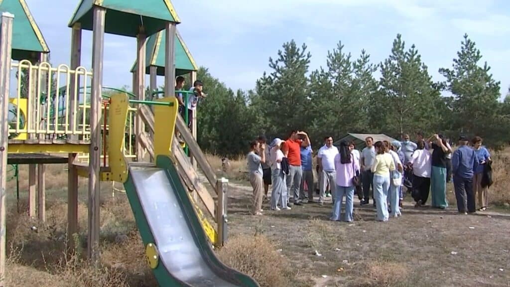 Алматинцы пожаловались на бездомных, поселившихся в местном парке
