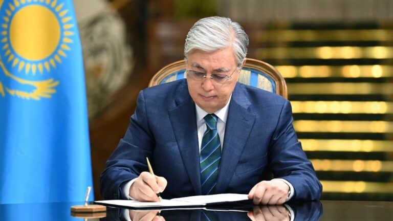 Токаев включил медаль Шәмші Калдаякова в список госнаград