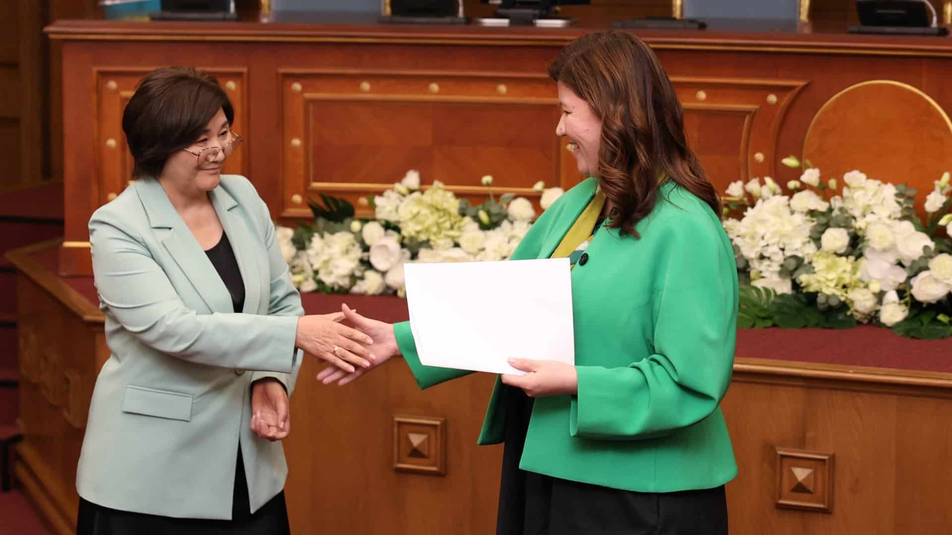 министр Жұлдыз Сүлейменова және бірінші вице-министр Шынар Ақпарова