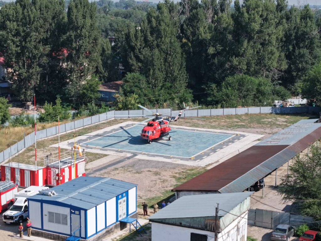 Иностранок с переломами забрали вертолетом с гор в Алматинской области