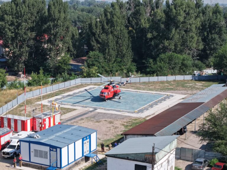 Иностранок с переломами забрали вертолетом с гор в Алматинской области