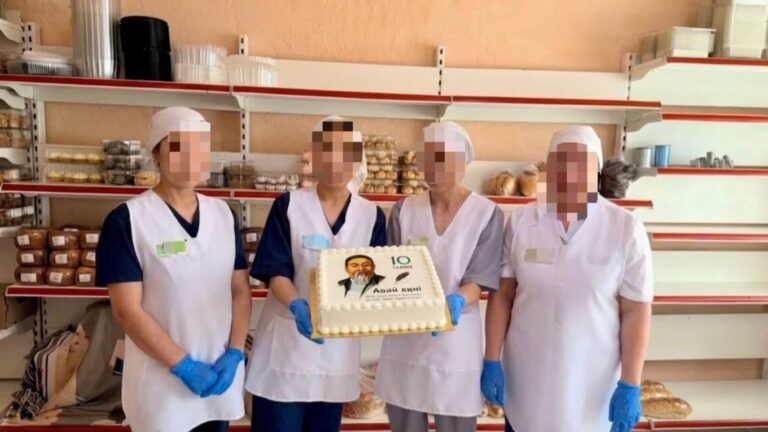 Түрмеде отырған әйелдер Абай Құнанбайұлы бейнесі салынған торт әзірледі