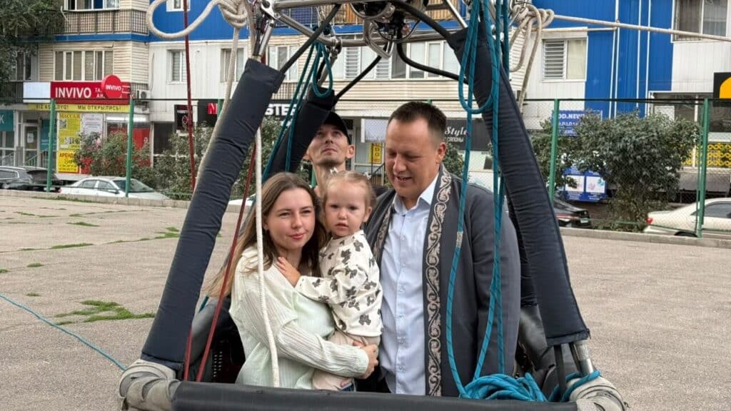 Семья прилетела на выборы в Алматинской области на воздушном шаре