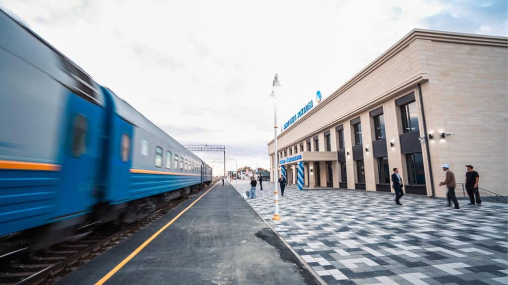 КТЖ не удалось включить в рост тарифов многомиллиардные расходы на модернизацию вокзалов / rail-news.kz, бильд-редактор: Милош Муратовский