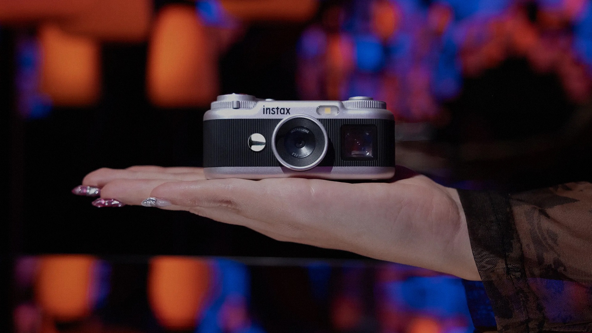 Fujifilm выпустила камеру размером с зажигалку в ретродизайне
