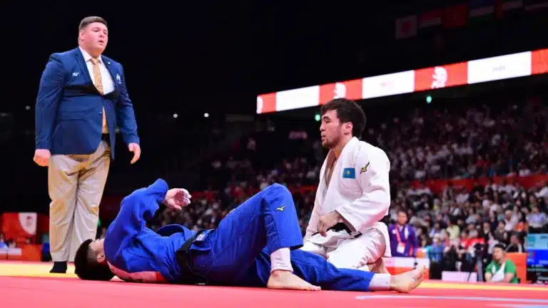 Елдос Сметов Азия чемпионын жеңіп, финалға шықты