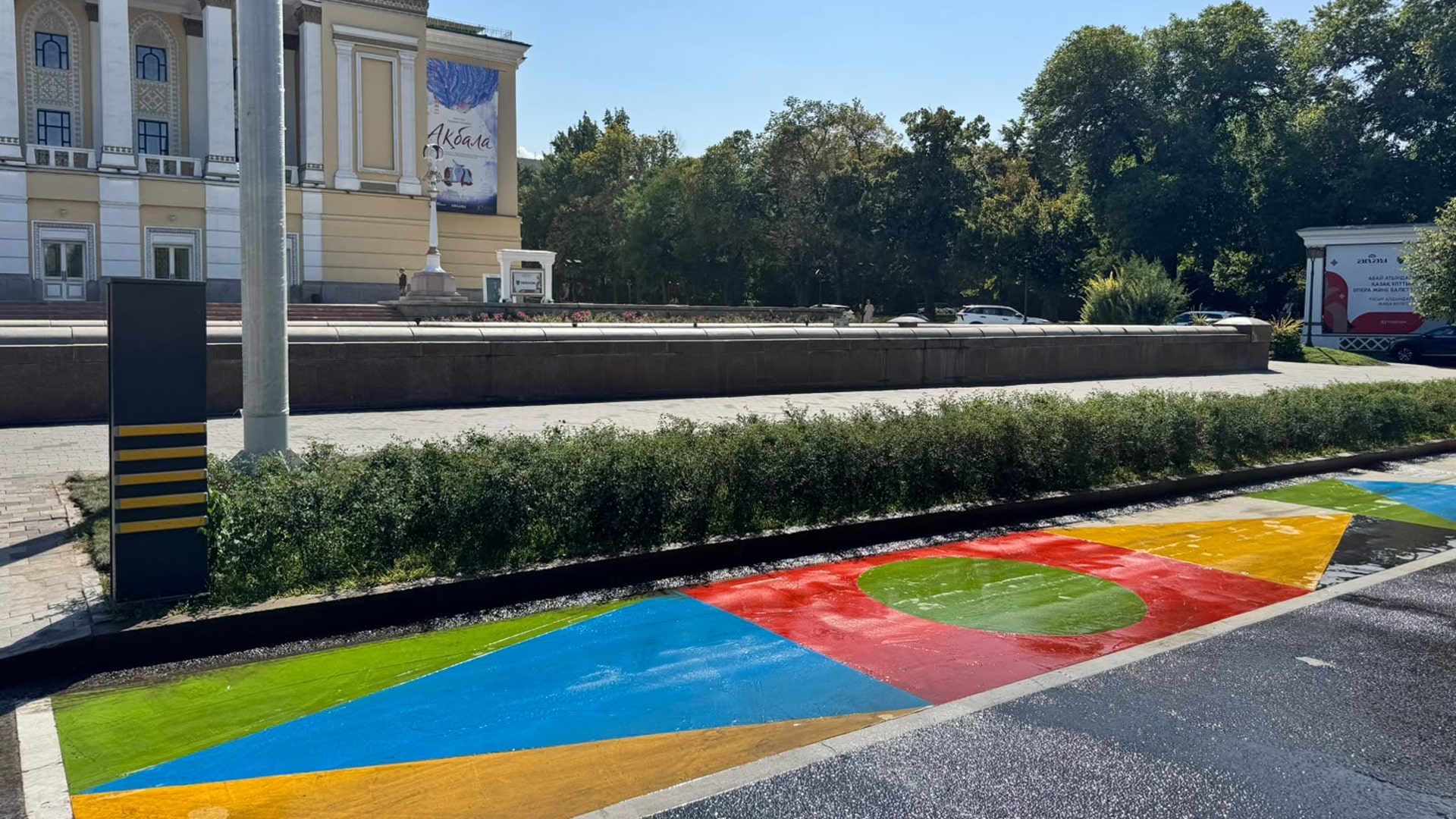 Необычную разноцветную разметку на дороге заметили в Алматы