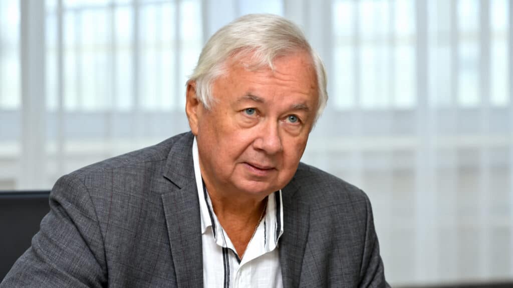 Токаев наградил автора книг об Ашаршылық Валерия Михайлова