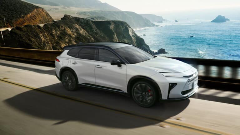 Toyota Crown жаңарды: Кроссовер мен спорттық модель және седан қалай өзгерді