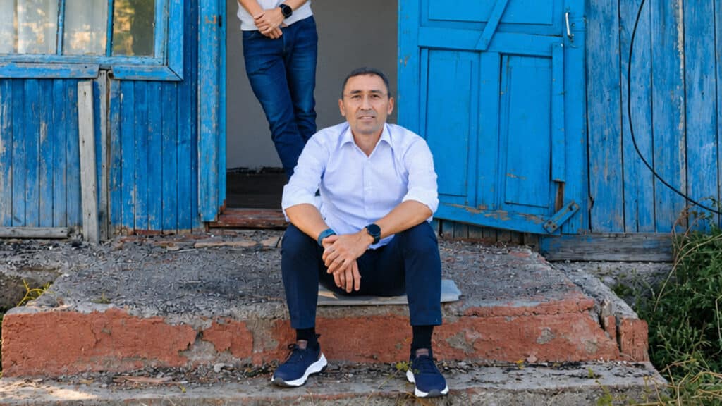 Айдын Рахимбаев выкупил сельский дом, в котором вырос / facebook.com/rakhimbaev, бильд-редактор: Адэлина Мамедова